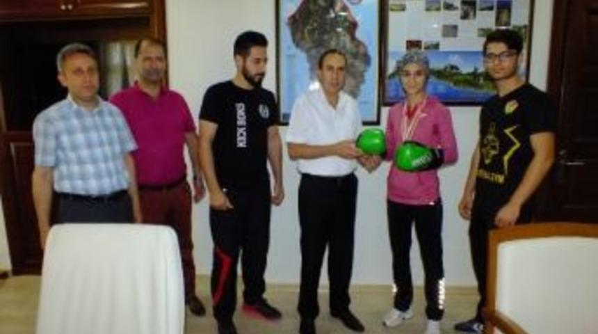 Kaymakam Altan, Kick Boks Şampiyonuna Eldiven Hediye Etti
