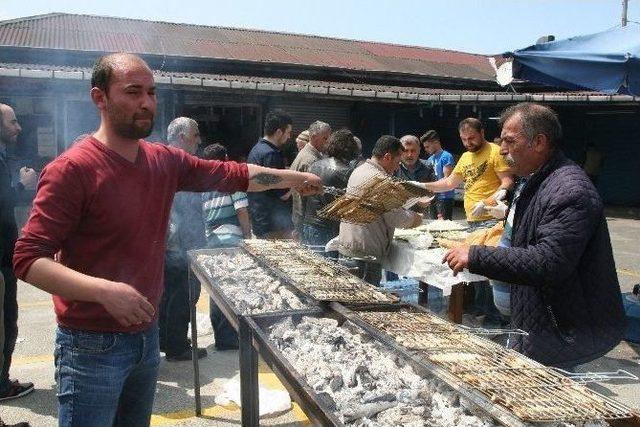 Trabzon&rsquo;da Balık&ccedil;ılar Balık Ekmek Dağıttı 1