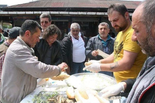 Trabzon&rsquo;da Balık&ccedil;ılar Balık Ekmek Dağıttı 2