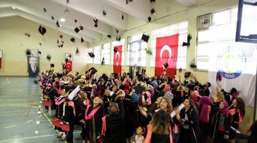 Hr&uuml; Sağlık Hizmetleri Myo&rsquo;da Mezuniyet Heyecanı