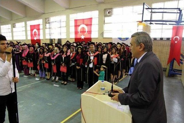 Hr&uuml; Sağlık Hizmetleri Myo&rsquo;da Mezuniyet Heyecanı 1