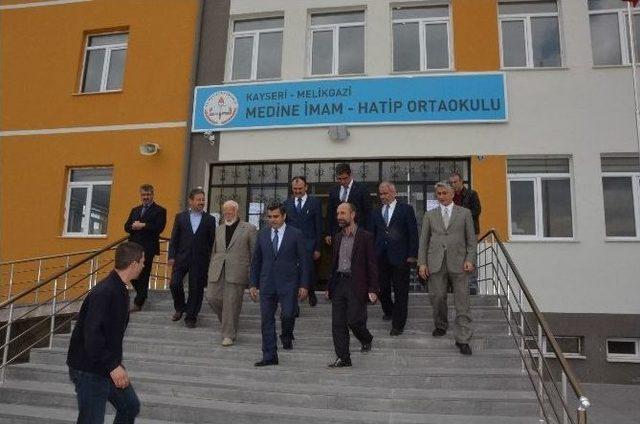 Vali D&uuml;zg&uuml;n&rsquo;den Hayırsever Okuluna Ziyaret 3