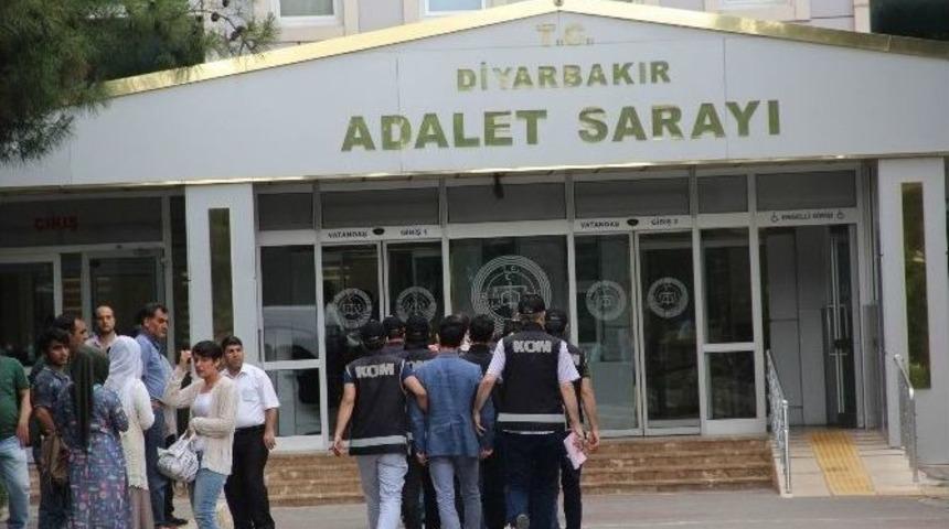 Diyarbakırda Fet&ouml;/pdy Operasyonunda G&ouml;zaltına Alınan 5 Kişi Adliyeye Sevk Edildi