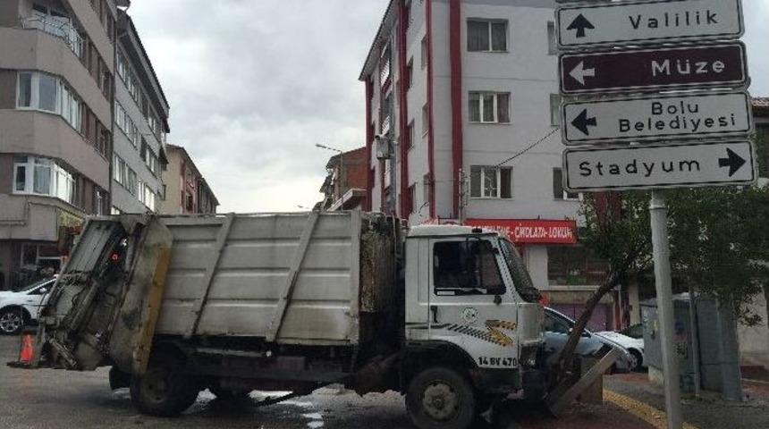 Freni Boşalan &Ccedil;&ouml;p Kamyonu Ağaca &Ccedil;arparak Durabildi