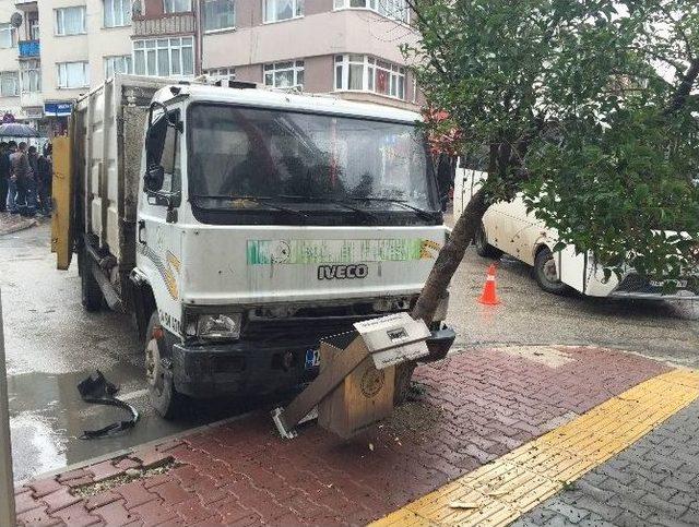 Freni Boşalan Çöp Kamyonu Ağaca Çarparak Durabildi