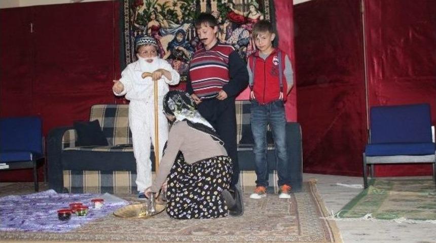 Gemerek&rsquo;te "yemek Hazır" Adlı Tiyatro Oyunu Sahnelendi