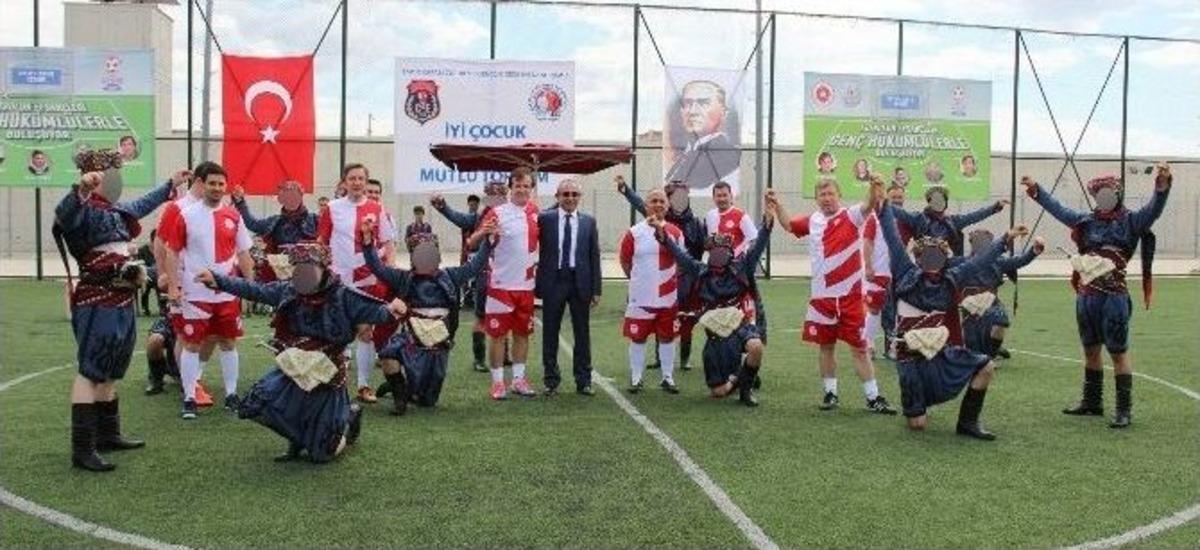Futbolun Efsaneleri Gen&ccedil; H&uuml;k&uuml;ml&uuml;lerle Buluştu