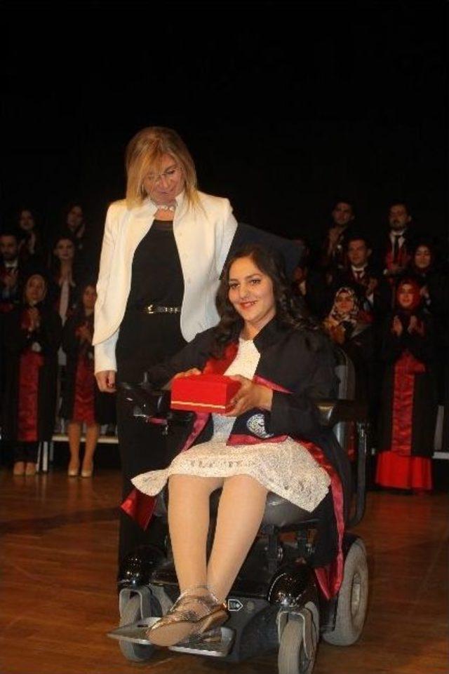 Engelleri Aştı, Mezun Oldu 1