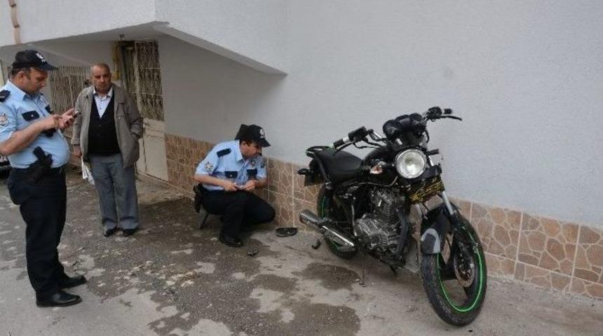 Kamyonet İle Motosiklet &Ccedil;arpıştı: 2 Yaralı