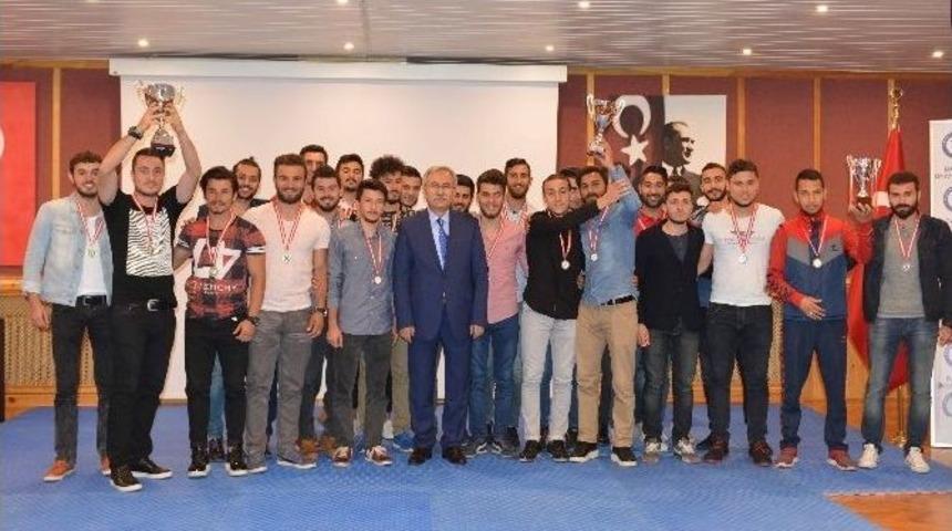 B&uuml; Şampiyonlarını &Ouml;d&uuml;llendirdi