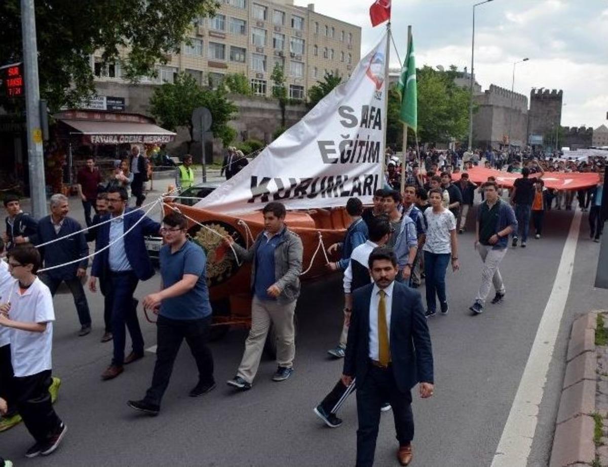 Fatih&rsquo;in İstanbul&rsquo;u Fethettiği Yaşta Karadan Gemi Y&uuml;r&uuml;tt&uuml;ler