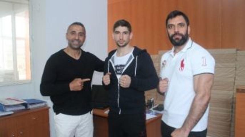 İskender Erdoğan G&ouml;z&uuml;n&uuml; Kemere Dikti