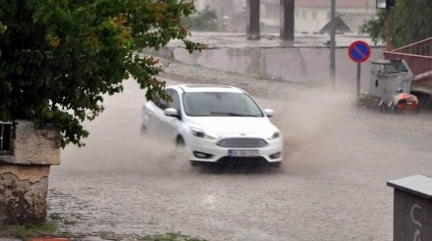 Gemerek&rsquo;te Sağanak Yağış Ve Dolu Etkili Oldu