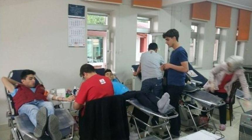 Kargı Liseli &Ouml;ğrencilerden Kan Bağışı