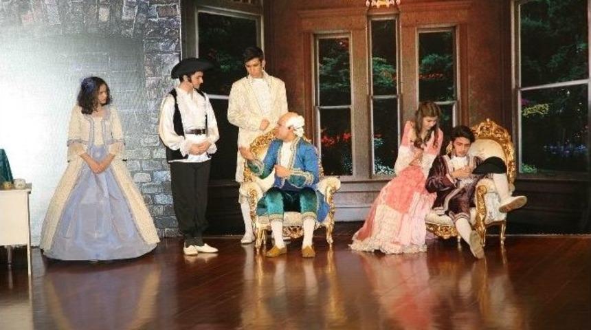&Ouml;zel Sanko Okulları &Ouml;ğrencileri &ldquo;cimri&rdquo; Oyununu Sahneledi