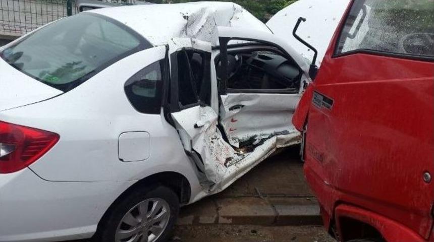 Kamyonet Otomobile &Ccedil;arptı: 1&rsquo;i Ağır 5 Yaralı