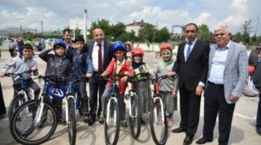 Kartepe&rsquo;de 3 Bin 250 &Ouml;ğrenciye Bisiklet Hediye Edildi
