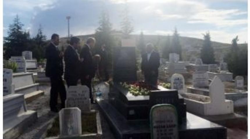 Cumhurbaşkanı Erdoğan, Neşet Ertaş&rsquo;ın Mezarını Ziyaret Etti