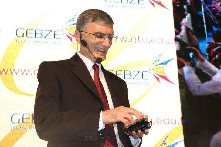 Prof. Dr. Aziz Sancar, Öğrencilere Galatasaray Üyelik Kartını Gösterdi