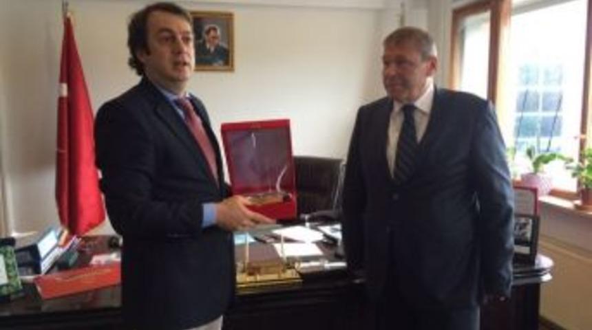 Dekan Kutoğlu&rsquo;ndan İş Adamı Davut Acar&rsquo;a Plaket