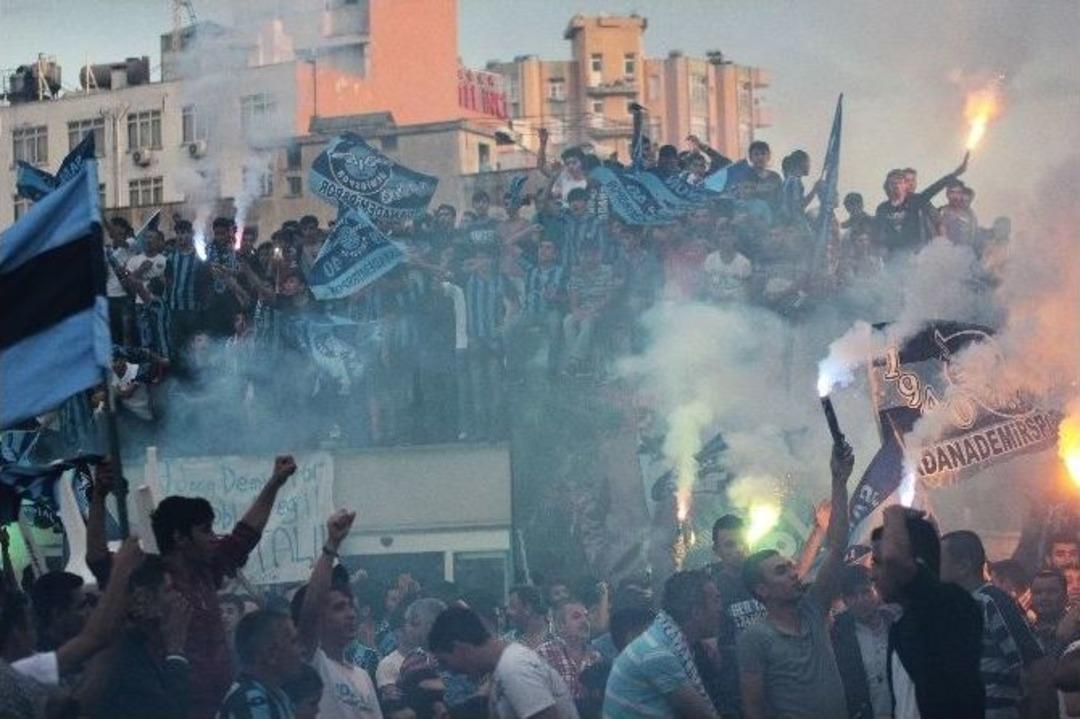 Adana Demirspor S&uuml;per Lig&rsquo;e &Ccedil;ıkamadı, Taraftar Camları Kırdı