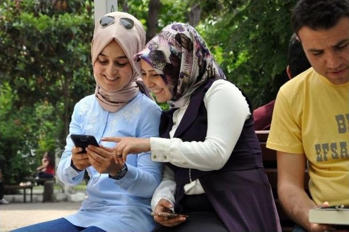 Akıllı Banklar &Ouml;ğrencilerin Y&uuml;z&uuml;n&uuml; G&uuml;ld&uuml;rd&uuml;