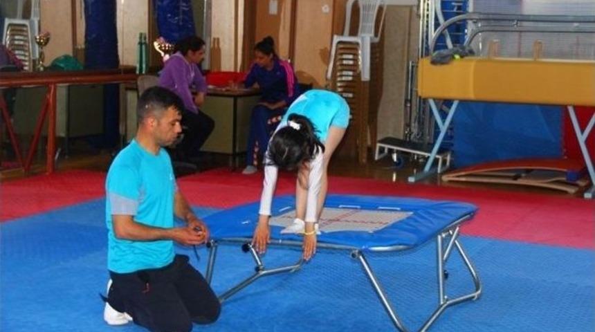 Minik Jimnastik&ccedil;iler B&uuml;y&uuml;ledi