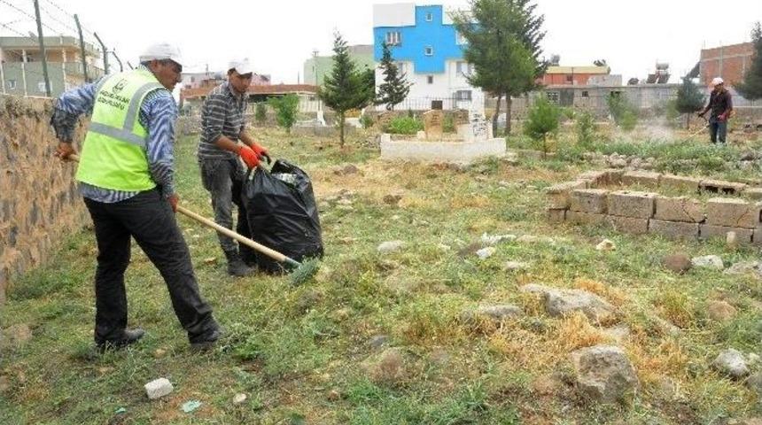 Ceylanpınar&rsquo;da Mezarlık Temizliği Devam Ediyor