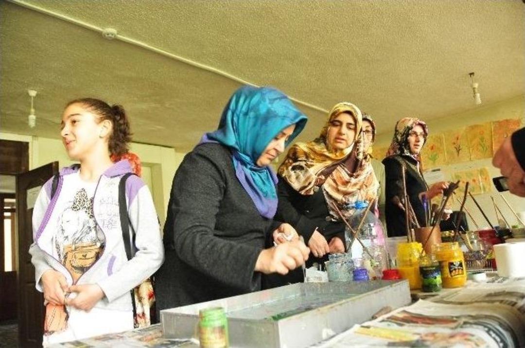 Ebru Sanatını Bas&ouml;rt&uuml;lerine İşlediler