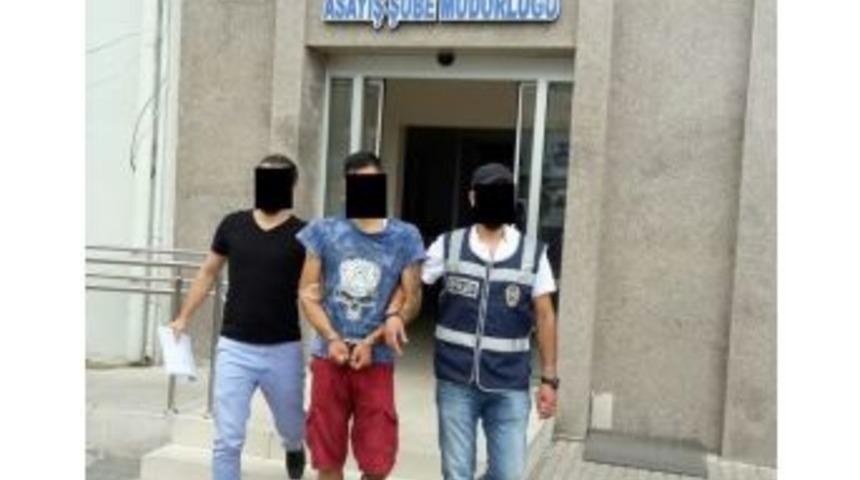 Yaşlı Kadının C&uuml;zdanını &Ccedil;alan Hırsız Tutuklandı