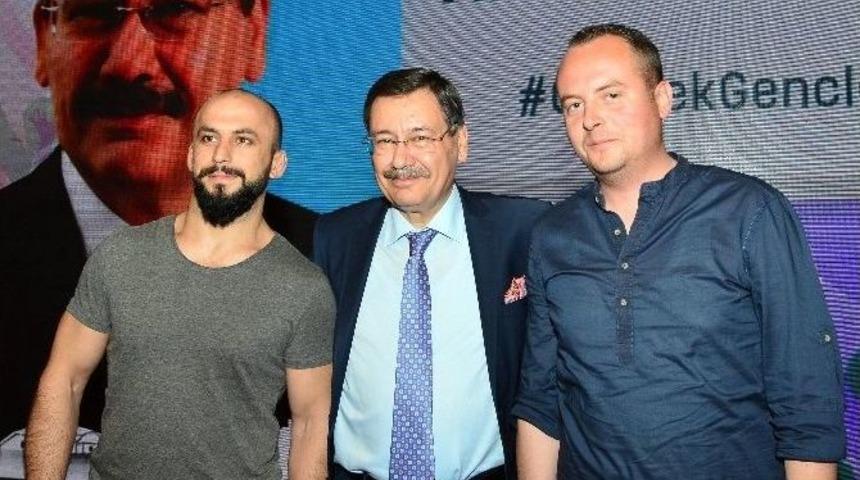 Başkan G&ouml;k&ccedil;ek Gen&ccedil;lerle &Uuml;&ccedil;&uuml;nc&uuml; Kez Bir Araya Geldi