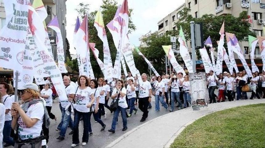 Karşıyaka&rsquo;da &ldquo;sokaklarınızı Geri Alın&rdquo; Y&uuml;r&uuml;y&uuml;ş&uuml;