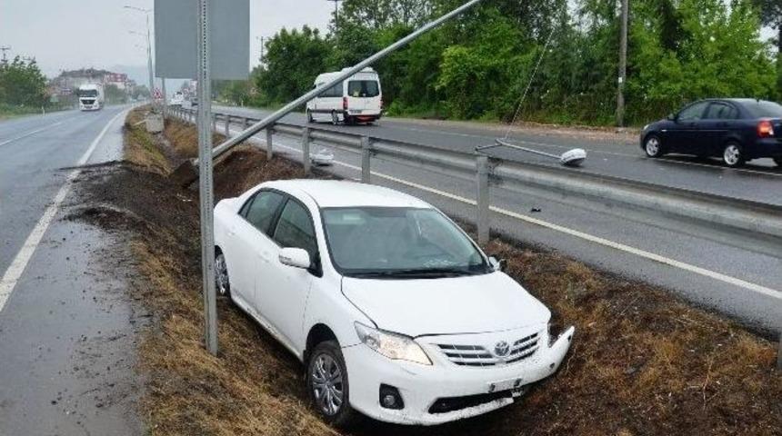 Otomobil Aydınlatma Direğine &Ccedil;arptı: 3 Yaralı