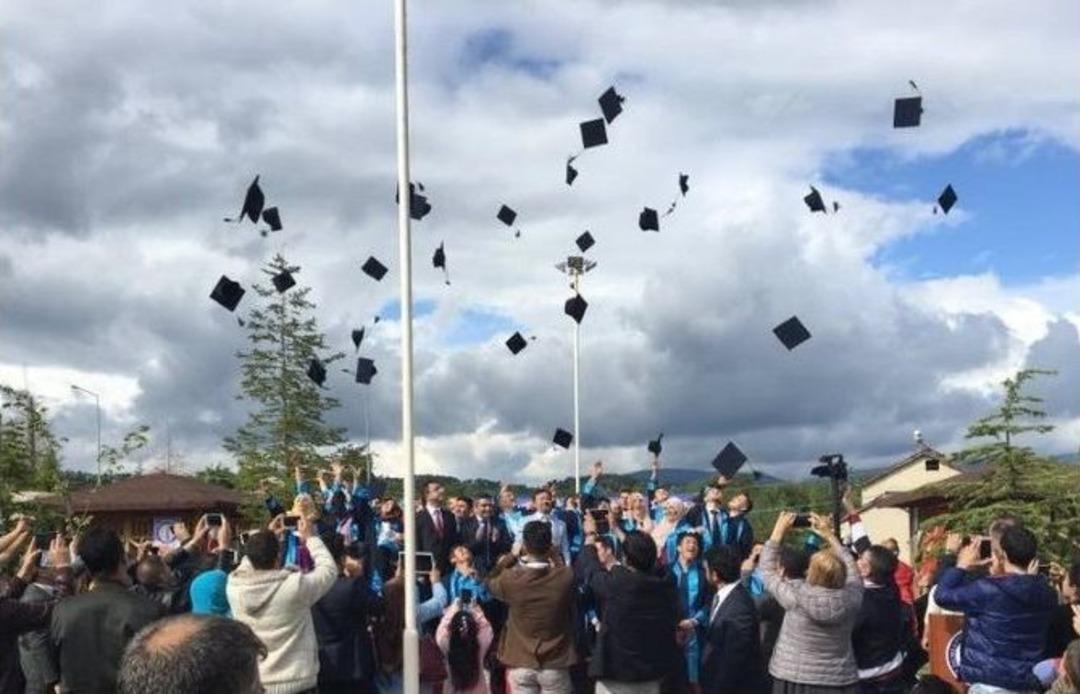 Pazarlar Meslek Y&uuml;ksekokulu&rsquo;nda Mezuniyet Coşkusu