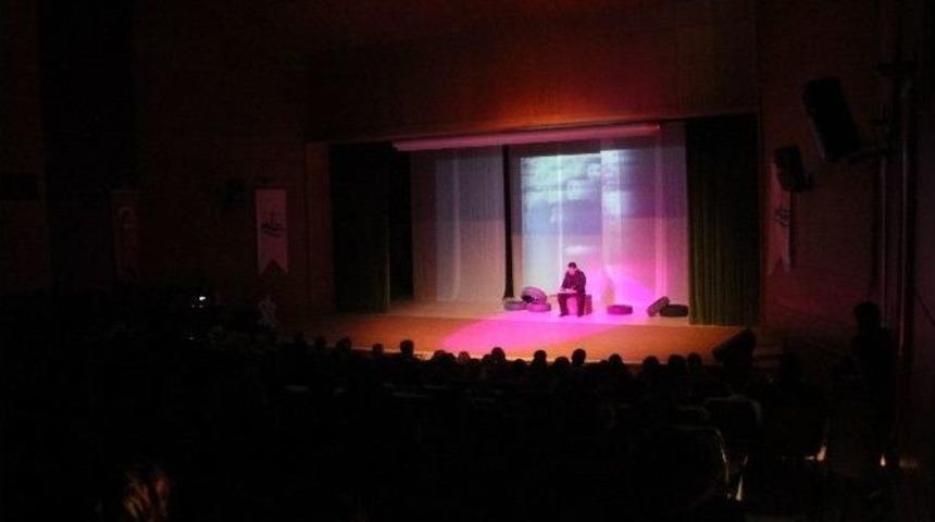 Emin Ersoy&rsquo;un Hayatını Konu Alan Oyun G&ouml;n&uuml;llere İşledi