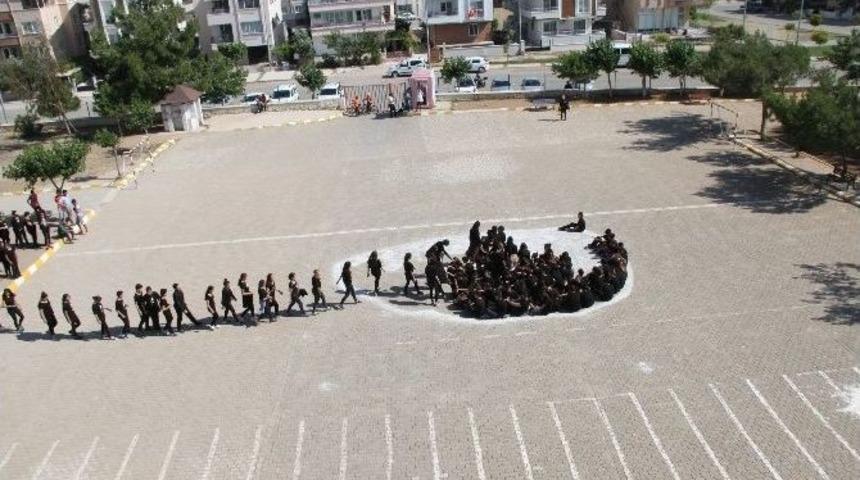 Atat&uuml;rk, Didim&rsquo;deki Okul Bah&ccedil;esinde Resmedildi