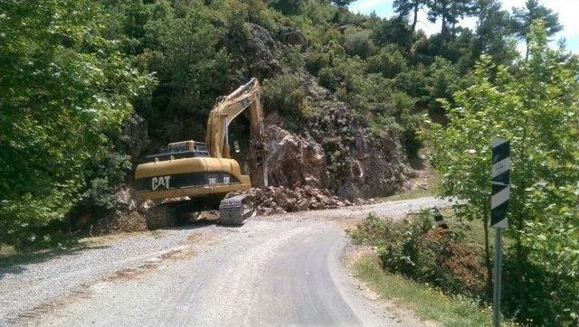 Gördes’in Yolları Genişliyor