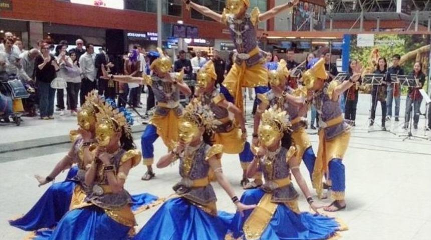 Malezyalı Dans Gurubundan Havalimanında Dans Şovu