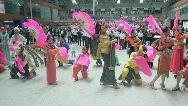 Malezyalı Dans Gurubundan Havalimanında Dans Şovu 1