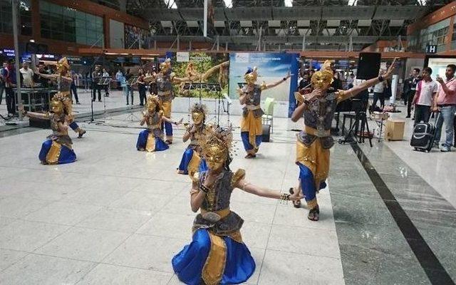 Malezyalı Dans Gurubundan Havalimanında Dans Şovu 2