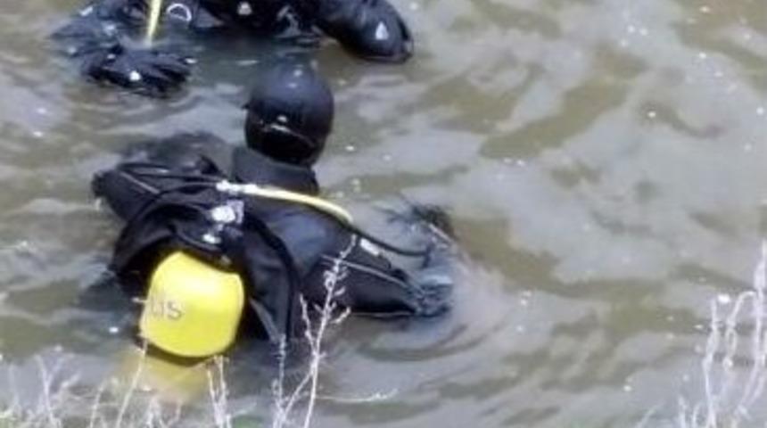 Balık Tutmaya &Ccedil;alışırken Nehre D&uuml;şt&uuml;