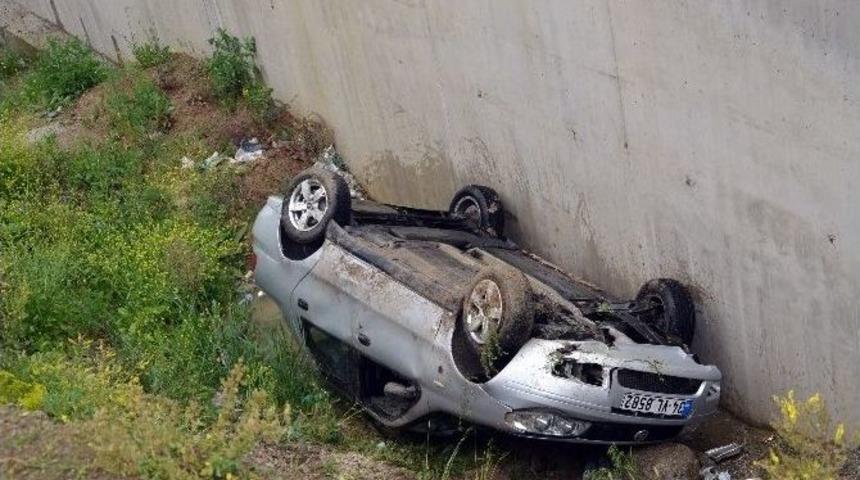 Otomobil Kanala U&ccedil;tu: 2 Yaralı