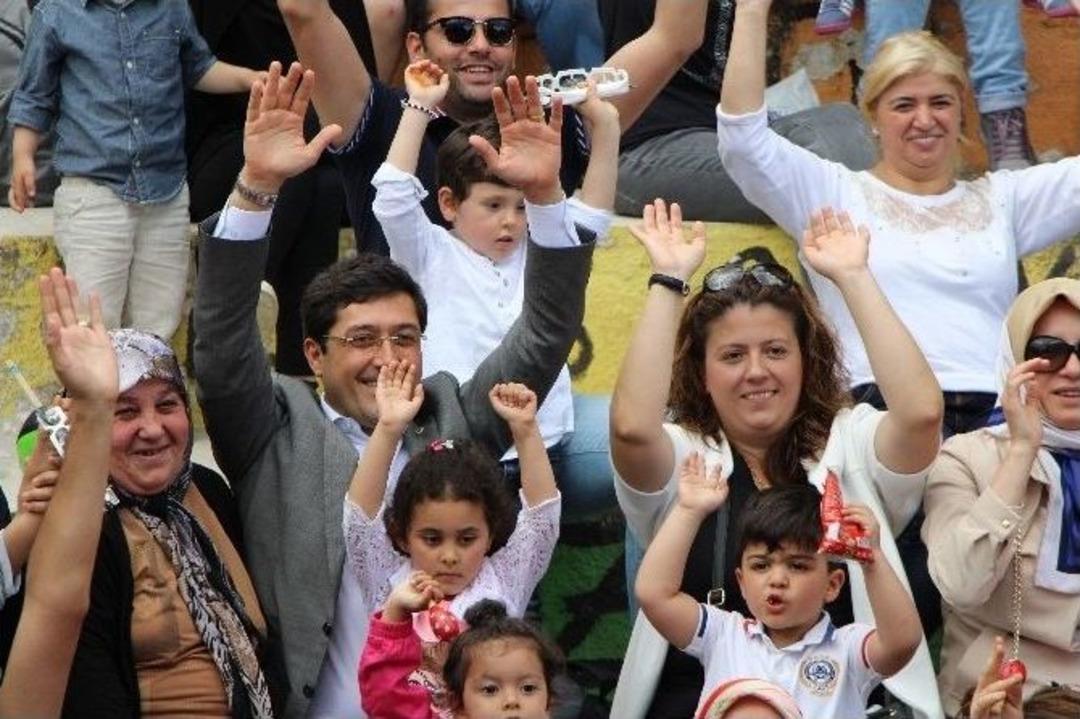 D&uuml;nya Oyun Oynama G&uuml;n&uuml; Renkli G&ouml;r&uuml;nt&uuml;lere Sahne Oldu