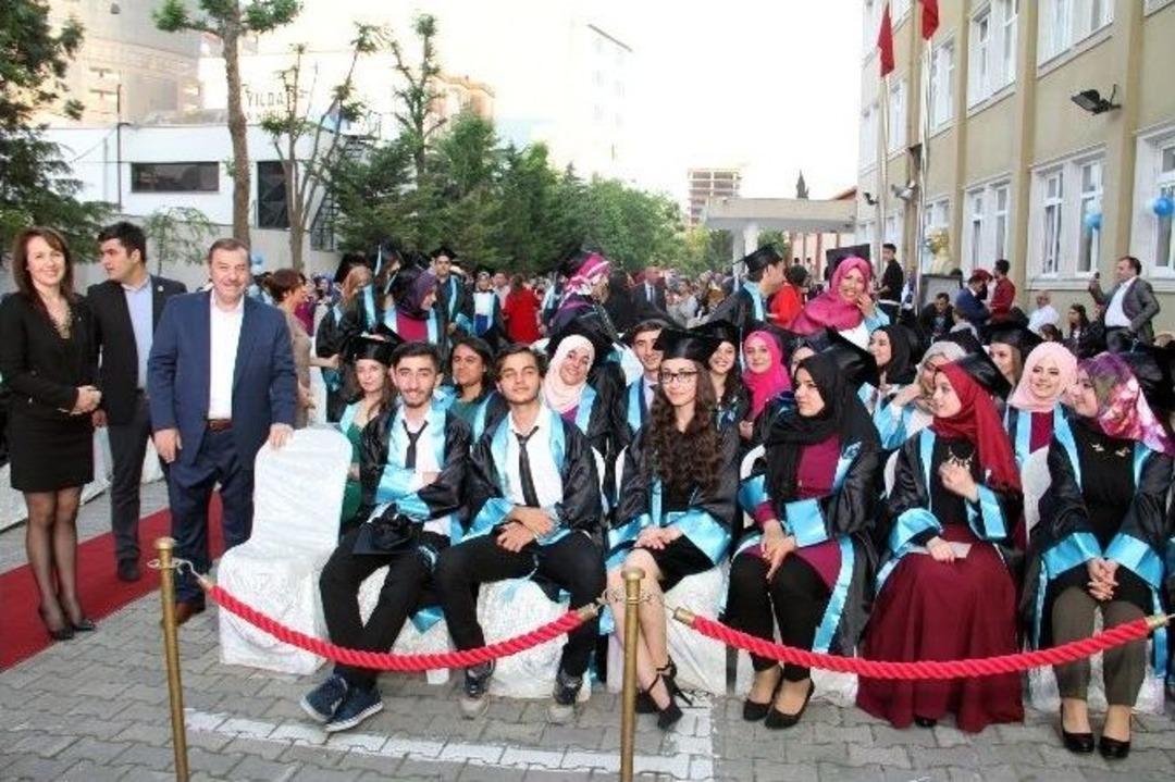 Esenyurt&rsquo;un İlk Lisesi, Son Mezunlarını Verdi