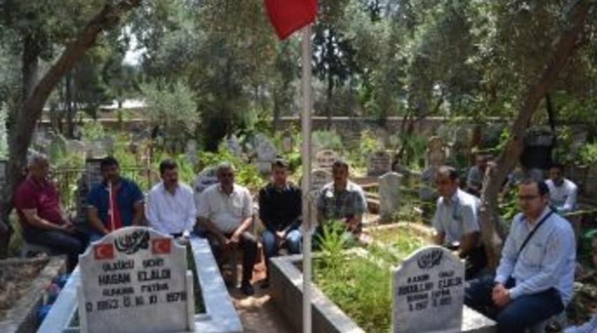 &Uuml;lk&uuml;c&uuml; İş&ccedil;iler &Uuml;lk&uuml;c&uuml; Şehidin Mezarını Yaptırıp Andılar