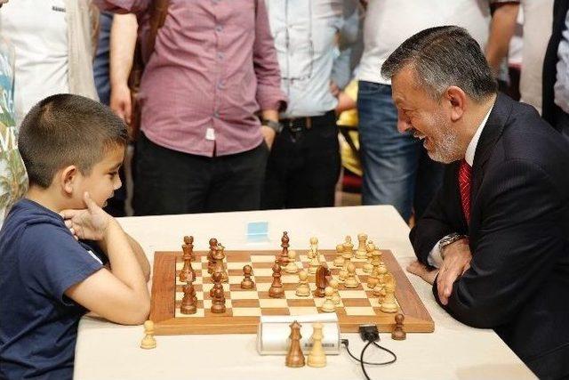 Fetih Açık Satranç Turnuvası Küçükçekmece’de Başladı