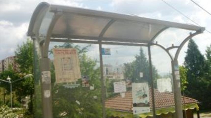 Minib&uuml;s Durakları Ka&ccedil;ak Afiş Panosuna D&ouml;nd&uuml;