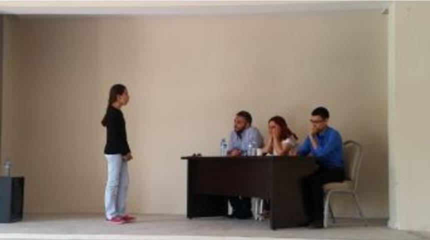 Topluluk &Ouml;n&uuml;nde İngilizce Konuşma Yarışması