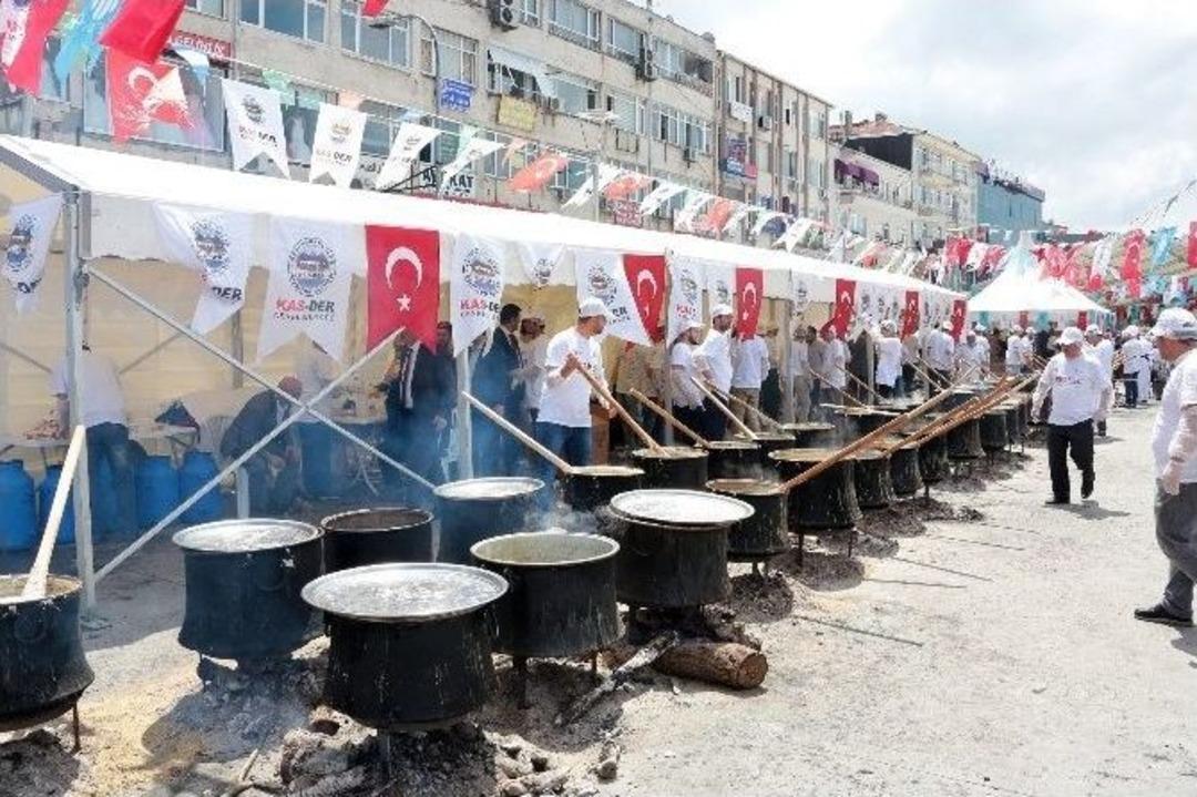 &Uuml;mraniye&rsquo;de 60 Kazan Keşkekle D&uuml;nya Rekoru Kırıldı