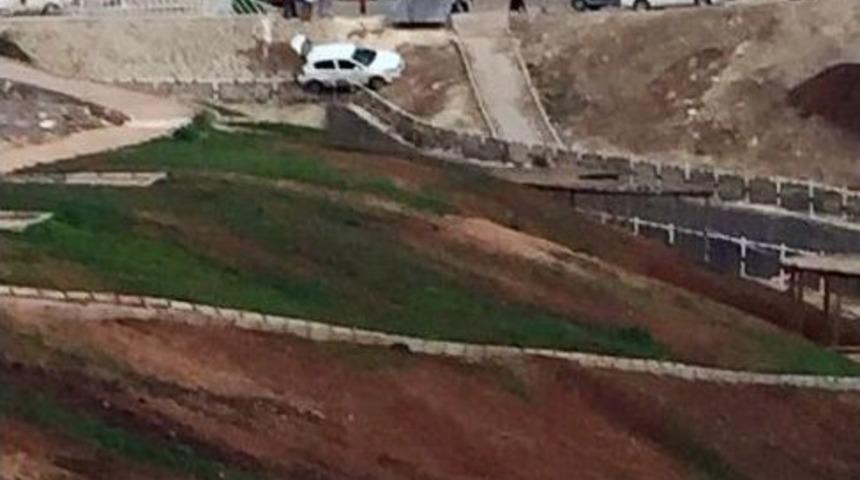 K&ouml;pr&uuml;den U&ccedil;an Otomobili Korkuluklar Kurtardı